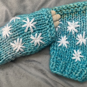 Kézi kötésű  ujjatlan kesztyű világos kék melírozott gyapjú fonalból kézzel kötött, fehér virágokkal hímezve  eladó - ruha & divat - sál, sapka, kendő - kesztyű - Meska.hu