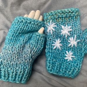 Kézi kötésű  ujjatlan kesztyű világos kék melírozott gyapjú fonalból kézzel kötött, fehér virágokkal hímezve  eladó - ruha & divat - sál, sapka, kendő - kesztyű - Meska.hu