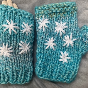 Kézi kötésű  ujjatlan kesztyű világos kék melírozott gyapjú fonalból kézzel kötött, fehér virágokkal hímezve  eladó - Meska.hu