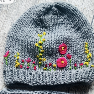 Sapka. Kézi kötésű, világos szürke  slouchy fazonú női sapka virágokkal hímezve  eladó Anyaga gyapjús kevert fonal.  - Meska.hu
