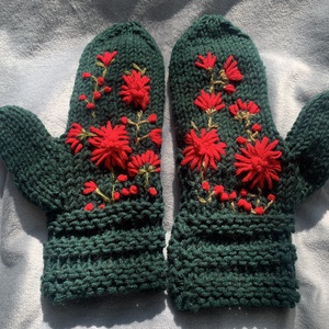 Kesztyű, Kézi kötésű fenyőzöld  kesztyű hímzett piros virágokkal eladó - ruha & divat - sál, sapka, kendő - kesztyű - Meska.hu