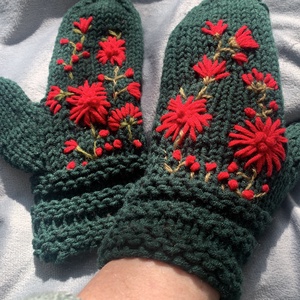 Kesztyű, Kézi kötésű fenyőzöld  kesztyű hímzett piros virágokkal eladó - ruha & divat - sál, sapka, kendő - kesztyű - Meska.hu