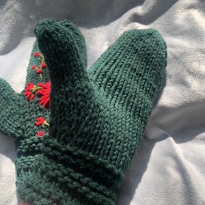 Kesztyű, Kézi kötésű fenyőzöld  kesztyű hímzett piros virágokkal eladó, Ruha & Divat, Sál, Sapka, Kendő, Kesztyű, Kötés, Hímzés, MESKA