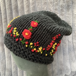 Sapka. Kézi kötésű,  sötét szürke   női sapka virágokkal hímezve  eladó Anyaga gyapjús kevert fonal. , Ruha & Divat, Sál, Sapka, Kendő, Sapka & Sál szett, , MESKA