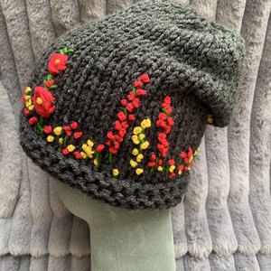 Sapka. Kézi kötésű,  sötét szürke   női sapka virágokkal hímezve  eladó Anyaga gyapjús kevert fonal.  - ruha & divat - sál, sapka, kendő - sapka & sál szett - Meska.hu