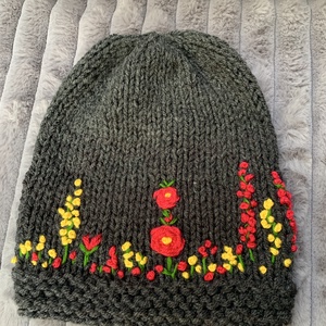 Sapka. Kézi kötésű,  sötét szürke   női sapka virágokkal hímezve  eladó Anyaga gyapjús kevert fonal.  - ruha & divat - sál, sapka, kendő - sapka & sál szett - Meska.hu