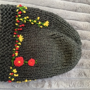 Sapka. Kézi kötésű,  sötét szürke   női sapka virágokkal hímezve  eladó Anyaga gyapjús kevert fonal.  - ruha & divat - sál, sapka, kendő - sapka & sál szett - Meska.hu