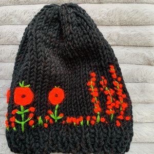 Sapka. Kézi kötésű,  fekete   női sapka piros  virágokkal hímezve  eladó , Ruha & Divat, Sál, Sapka, Kendő, Sapka & Sál szett, , MESKA