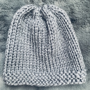 Sapka kézi készítésű  világos szürke színben  eladó  - ruha & divat - sál, sapka, kendő - fejpánt - Meska.hu