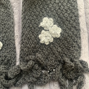 Sál. Kézi kötésű sötét szürke női sál horgolt virágokkal eladó - ruha & divat - sál, sapka, kendő - sál - Meska.hu