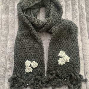 Sál. Kézi kötésű sötét szürke női sál horgolt virágokkal eladó - ruha & divat - sál, sapka, kendő - sál - Meska.hu