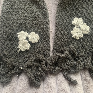 Sál. Kézi kötésű sötét szürke női sál horgolt virágokkal eladó - ruha & divat - sál, sapka, kendő - sál - Meska.hu