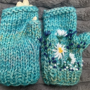 Kézi kötésű  ujjatlan kesztyű világos kék melírozott gyapjú fonalból kézzel kötött, fehér virágokkal hímezve  eladó - ruha & divat - sál, sapka, kendő - kesztyű - Meska.hu