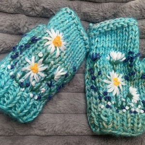 Kézi kötésű  ujjatlan kesztyű világos kék melírozott gyapjú fonalból kézzel kötött, fehér virágokkal hímezve  eladó - ruha & divat - sál, sapka, kendő - kesztyű - Meska.hu