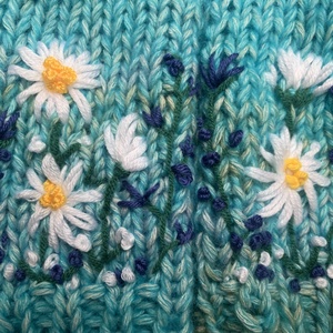 Kézi kötésű  ujjatlan kesztyű világos kék melírozott gyapjú fonalból kézzel kötött, fehér virágokkal hímezve  eladó - ruha & divat - sál, sapka, kendő - kesztyű - Meska.hu