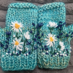 Kézi kötésű  ujjatlan kesztyű világos kék melírozott gyapjú fonalból kézzel kötött, fehér virágokkal hímezve  eladó - Meska.hu