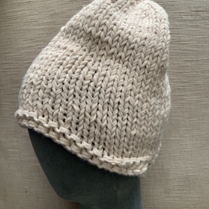 Kézi kötésű beige színű slouchy fazonú unisex sapka eladó - Meska.hu