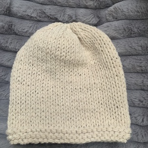 Kézi kötésű beige színű slouchy fazonú unisex sapka eladó - ruha & divat - sál, sapka, kendő - sapka & sál szett - Meska.hu
