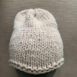 Kézi kötésű beige színű slouchy fazonú unisex sapka eladó - ruha & divat - sál, sapka, kendő - sapka & sál szett - Meska.hu