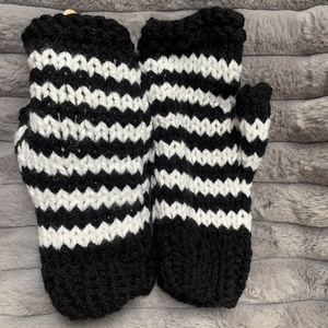 Kesztyű fekete fehér  csíkos  ujjatlan kesztyű eladó, Ruha & Divat, Sál, Sapka, Kendő, Kesztyű, Kötés, MESKA