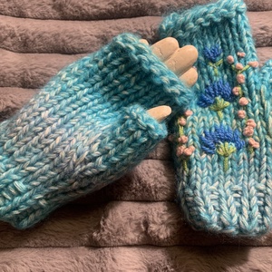 Kézi kötésű  ujjatlan kesztyű világos kék melírozott gyapjú fonalból kézzel kötött, sárga virágokkal hímezve  eladó - ruha & divat - sál, sapka, kendő - kesztyű - Meska.hu