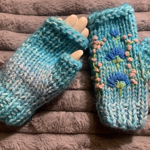Kézi kötésű  ujjatlan kesztyű világos kék melírozott gyapjú fonalból kézzel kötött, sárga virágokkal hímezve  eladó - ruha & divat - sál, sapka, kendő - kesztyű - Meska.hu