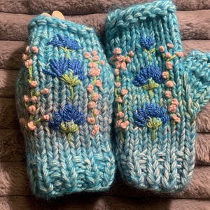 Kézi kötésű  ujjatlan kesztyű világos kék melírozott gyapjú fonalból kézzel kötött, sárga virágokkal hímezve  eladó - ruha & divat - sál, sapka, kendő - kesztyű - Meska.hu