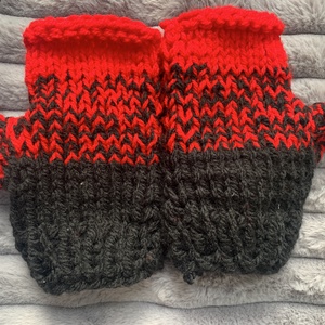 Kesztyű Kézi kötésű piros és fekete színű fonalból készült szett eladó - ruha & divat - sál, sapka, kendő - sapka & sál szett - Meska.hu