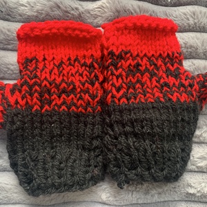 Kesztyű Kézi kötésű piros és fekete színű fonalból készült szett eladó - ruha & divat - sál, sapka, kendő - sapka & sál szett - Meska.hu