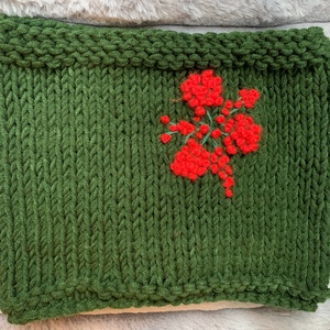 Körsál virágos kertet idéző, kézi kötésű virágokkal hímzek vidám körsál keki színben várja új tulajdonosát - Meska.hu