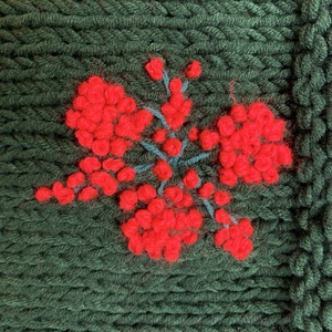 Körsál virágos kertet idéző, kézi kötésű virágokkal hímzek vidám körsál keki színben várja új tulajdonosát - ruha & divat - sál, sapka, kendő - sál - Meska.hu