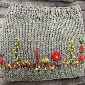  Körsál virágos kertet idéző vidám világos szürke  színű színű sál színes virágokkal  - Meska.hu