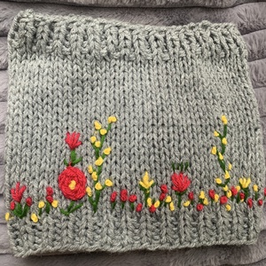  Körsál virágos kertet idéző vidám világos szürke  színű színű sál színes virágokkal  - ruha & divat - sál, sapka, kendő - sál - Meska.hu