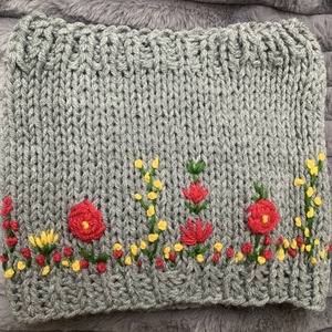  Körsál virágos kertet idéző vidám világos szürke  színű színű sál színes virágokkal  - ruha & divat - sál, sapka, kendő - sál - Meska.hu