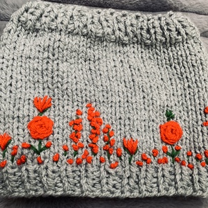 Körsál virágos kertet idéző, kézi kötésű virágokkal hímzek vidám körsál keki színben várja új tulajdonosát - ruha & divat - sál, sapka, kendő - sál - Meska.hu