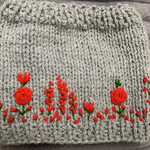 Körsál virágos kertet idéző, kézi kötésű virágokkal hímzek vidám körsál keki színben várja új tulajdonosát - Meska.hu