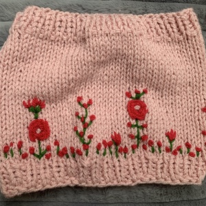 Körsál Barbi rózsaszívirágos kertet idéző, kézi kötésű virágokkal hímzek vidám körsál  - ruha & divat - sál, sapka, kendő - sál - Meska.hu