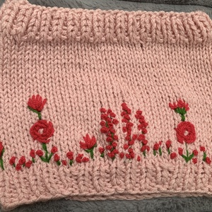 Körsál Barbi rózsaszívirágos kertet idéző, kézi kötésű virágokkal hímzek vidám körsál  - ruha & divat - sál, sapka, kendő - sál - Meska.hu