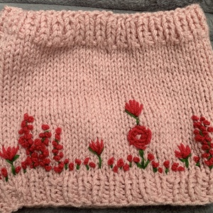 Körsál Barbi rózsaszívirágos kertet idéző, kézi kötésű virágokkal hímzek vidám körsál  - Meska.hu