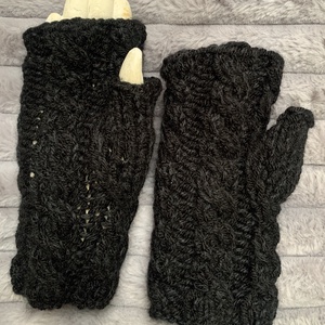 Kesztyű, Kézi kötésű fekete csavart mintás ujjatlan  kesztyű  eladó. - ruha & divat - sál, sapka, kendő - kesztyű - Meska.hu