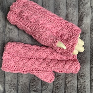 Kesztyű Barbi rózsaszín fonalból készült , kézi kötésű ujjatlan  csavart mintájú kesztyű eladó. - ruha & divat - sál, sapka, kendő - kesztyű - Meska.hu