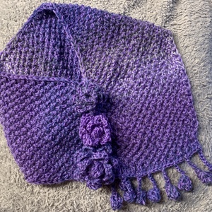 Sál kézi készítésű lila  melírozott  gyapjú  fonalból  kötöttem és  horgolt virágokkal tettem  egyedivé  - Meska.hu