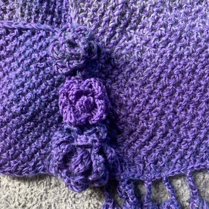 Sál kézi készítésű lila  melírozott  gyapjú  fonalból  kötöttem és  horgolt virágokkal tettem  egyedivé  - ruha & divat - sál, sapka, kendő - stóla - Meska.hu