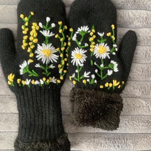  Fekete kötött anyagból készült egy ujjas kesztyű fehér hímzett virágokkal eladó - Meska.hu