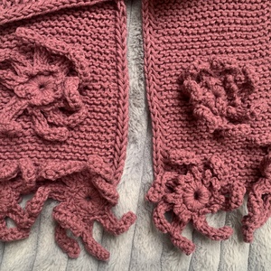 Sál. Kézi kötésű sötét púder női sál horgolt virágokkal eladó - Meska.hu