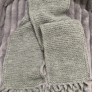Sál. Kézi kötésű világos  szürke női sál  eladó - ruha & divat - sál, sapka, kendő - sál - Meska.hu