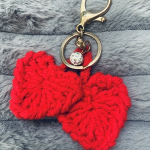 Kulcstartó, táska  dísz piros  horgolt szivekkel - Meska.hu