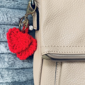 Kulcstartó, táska  dísz piros  horgolt szivekkel - ékszer - nyaklánc - medálos nyaklánc - Meska.hu