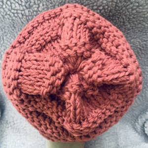 Sapka. Kézi kötésű padlizsán színűs slouchy fazonú női sapka eladó - ruha & divat - sál, sapka, kendő - sapka - Meska.hu