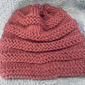 Sapka. Kézi kötésű padlizsán színűs slouchy fazonú női sapka eladó - ruha & divat - sál, sapka, kendő - sapka - Meska.hu